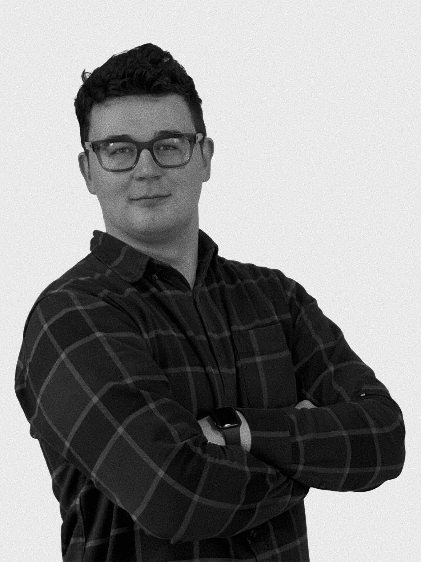 Szymon, twórca Biznes po sąsiedzku, w stylu czarno-białym